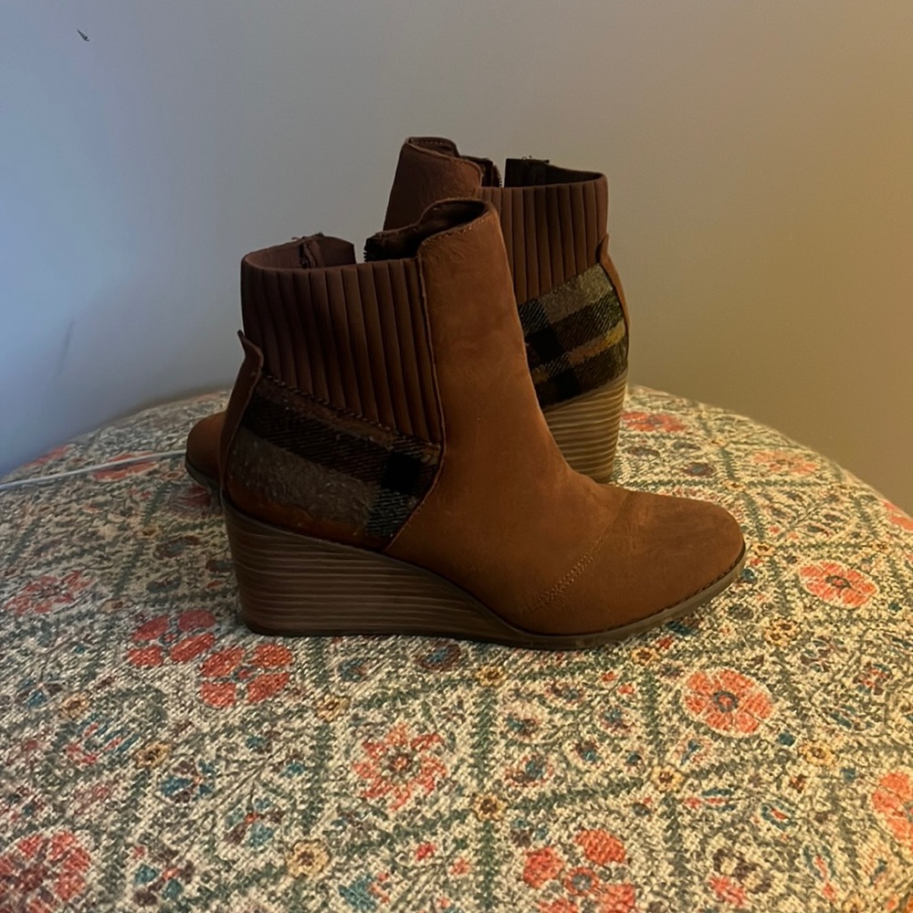 Toms brown booties !